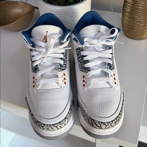Jordan Retro 3 Great Condition
One Scratch upper right shoe
